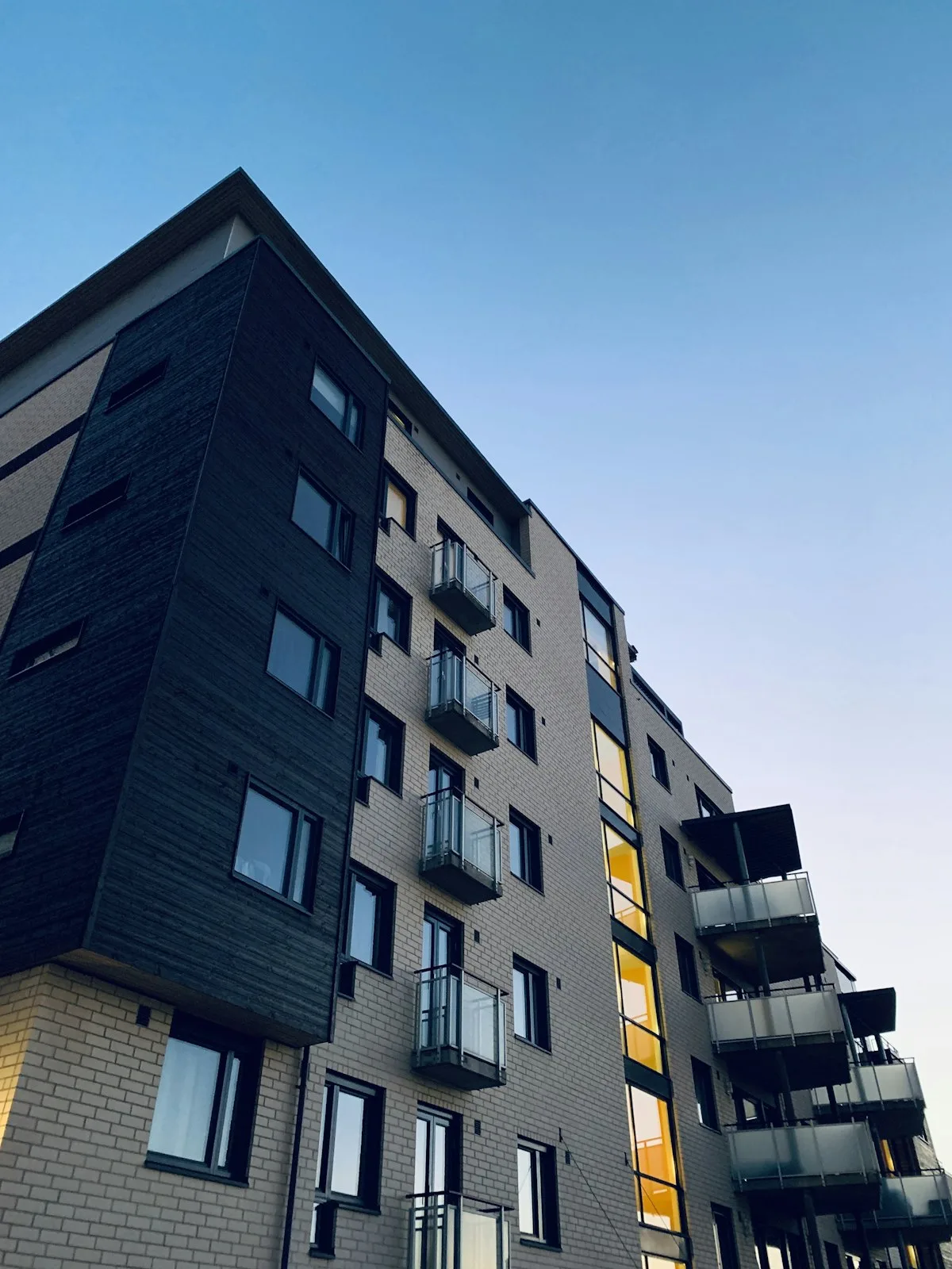 Fachada moderna de edifício residencial de apartamentos com varandas