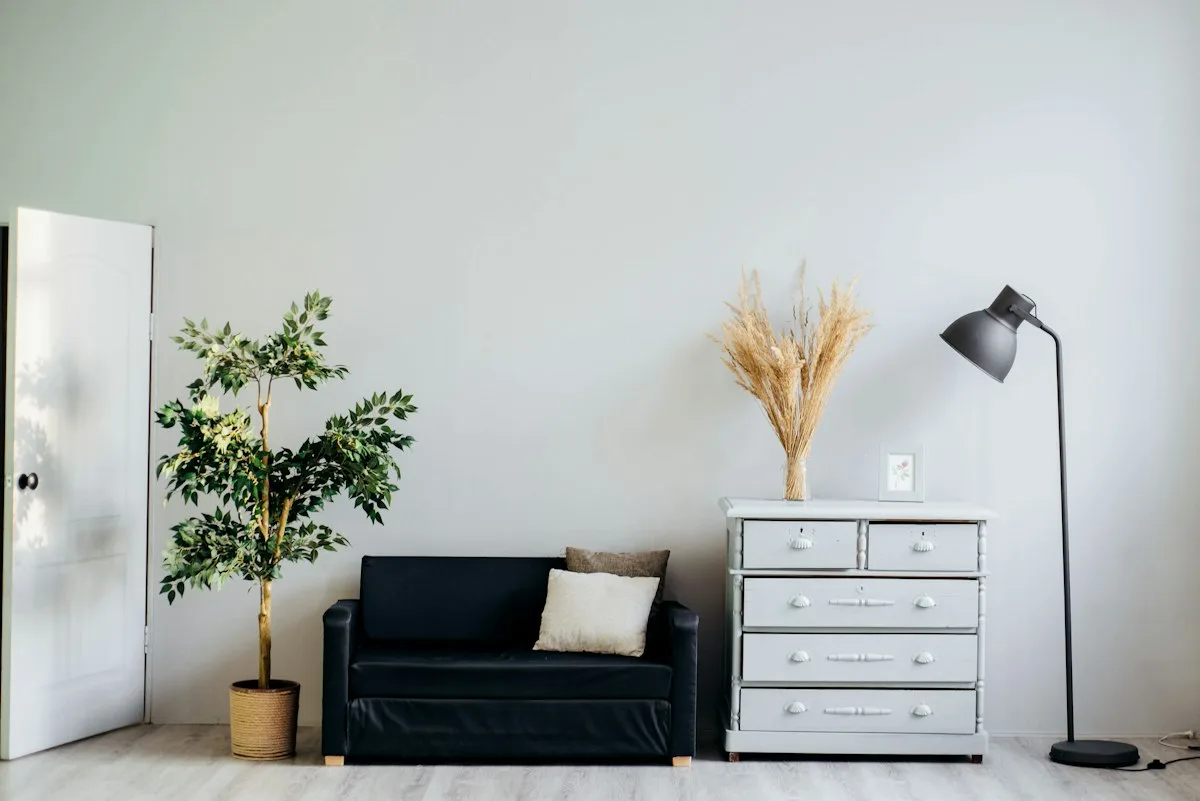 Sala de estar e quarto integrados perfeitamente iluminados por luz natural da manhã para ensaio fotográfico imobiliário