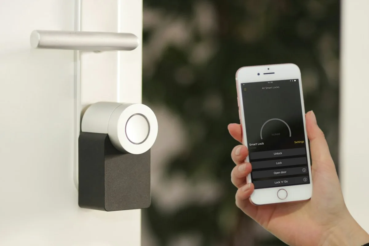 Fechadura digital moderna instalada em porta de entrada de apartamento de temporada