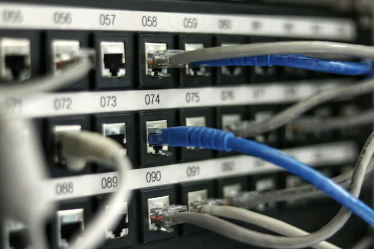 Roteador moderno de rede Mesh Wi-Fi 6 sobre mesa de trabalho em ambiente de hospedagem
