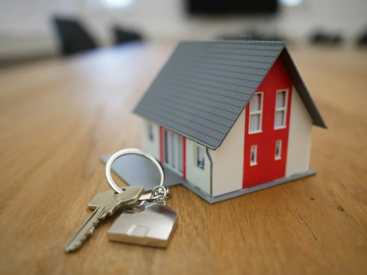 Aperto de mão formal entre investidor e proprietário de imóvel residencial fechando contrato de locação