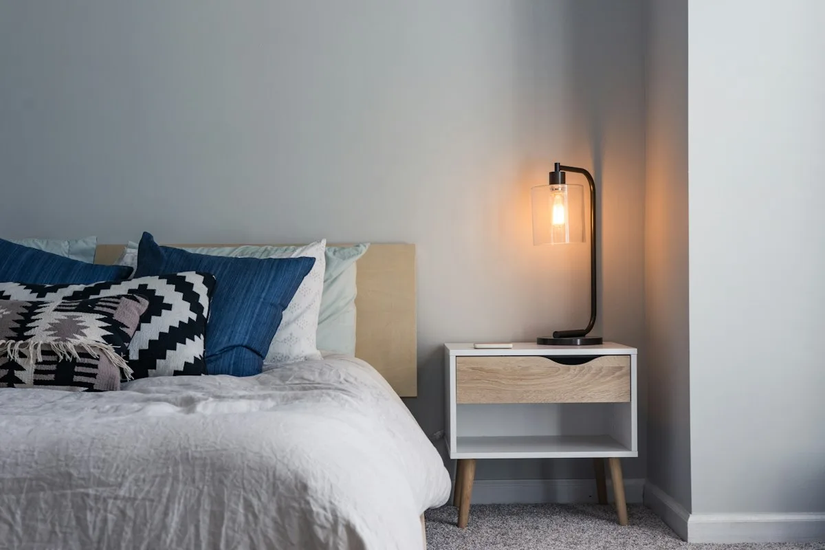 Cama de imóvel de temporada montada com enxoval branco de padrão hoteleiro