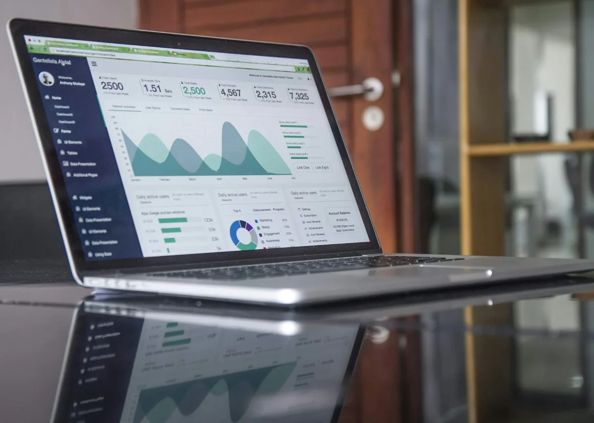 Site próprio de reservas diretas (Booking Engine) aberto em laptop sobre mesa de trabalho